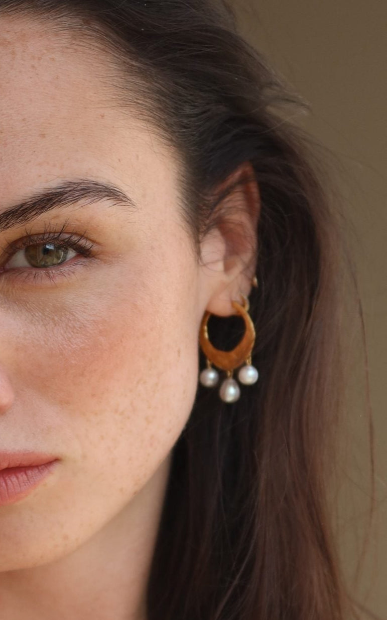 Capri Baroque Pearl Medium Hoop Earrings